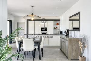 Kuchyňa alebo kuchynka v ubytovaní Villa avec piscine privée - Golf de St Tropez
