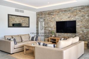 Televízia a/alebo spoločenská miestnosť v ubytovaní Villa avec piscine privée - Golf de St Tropez