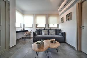 sala de estar con sofá y mesa en Lenikos Resort, en Agia Galini