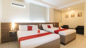 Postel nebo postele na pokoji v ubytování RedDoorz at V Plaza Hotel Manila