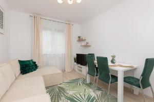 salon z białą kanapą i stołem w obiekcie Metro Bemowo Two-Storey Apartment Pełczyńskiego by Renters w Warszawie