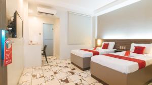 Postel nebo postele na pokoji v ubytování RedDoorz at V Plaza Hotel Manila