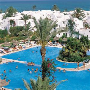 um grupo de pessoas numa piscina num resort em Seabel Aladin Djerba em Aghīr