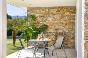 Patio alebo iná vonkajšia časť ubytovania Villa avec piscine privée - Golf de St Tropez
