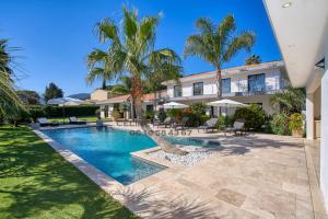 Bazén v ubytovaní Villa avec piscine privée - Golf de St Tropez alebo v jeho blízkosti