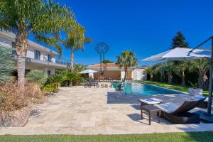 Bazén v ubytovaní Villa avec piscine privée - Golf de St Tropez alebo v jeho blízkosti