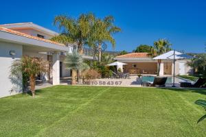 Vonkajšia záhrada v ubytovaní Villa avec piscine privée - Golf de St Tropez