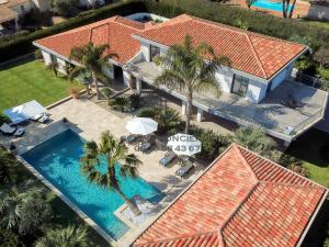 Bazén v ubytovaní Villa avec piscine privée - Golf de St Tropez alebo v jeho blízkosti