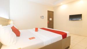Un pat sau paturi într-o cameră la RedDoorz at V Plaza Hotel Manila
