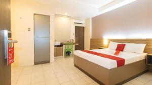 Postel nebo postele na pokoji v ubytování RedDoorz at V Plaza Hotel Manila