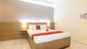 Postel nebo postele na pokoji v ubytování RedDoorz at V Plaza Hotel Manila