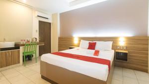 Postel nebo postele na pokoji v ubytování RedDoorz at V Plaza Hotel Manila