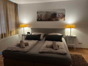 sypialnia z dużym łóżkiem z poduszkami w obiekcie Bergerlebnis Natur pur w mieście Sankt Englmar