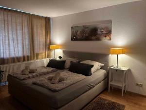 sypialnia z łóżkiem z 2 lampami w obiekcie Bergerlebnis Natur pur w mieście Sankt Englmar