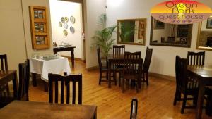 una sala da pranzo con tavoli e sedie in un ristorante di Ocean Park Guest House a Umkomaas