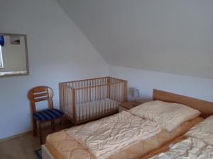 a bedroom with two twin beds and a chair at Ferienreihenhaus D, Ostseebad Dahme in Dahme