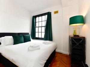 um quarto com uma grande cama branca e uma janela em Westgate House em Cardiff