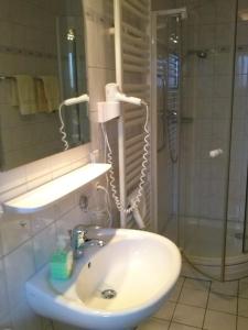 Ein Badezimmer in der Unterkunft Weinhaus Hotel