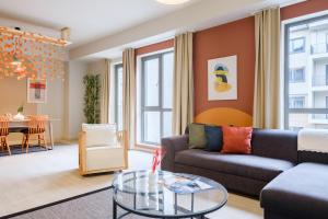 NewInn Hotel Apartments - Cadde 54 Mall في ساكاريا: غرفة معيشة مع أريكة وطاولة