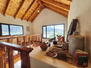 um quarto com uma mesa com um jarro em Hosteria El Paraiso em El Chaltén