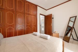 Dim Domus _ Apolakkia, South Rhodes في Apolakkiá: غرفة نوم عليها سرير وفوط