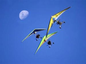 dwa samoloty na niebie z księżycem w tle w obiekcie Ocean Park Guest House w mieście Umkomaas
