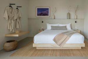 Un pat sau paturi într-o cameră la Drift Palm Springs