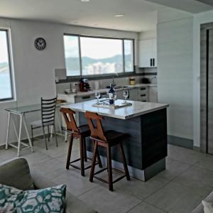 een keuken met een groot eiland in het midden van een kamer bij Pelican View & Sunsets! in Bahía de Caráquez