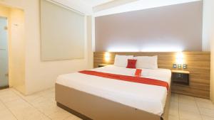 Postel nebo postele na pokoji v ubytování RedDoorz at V Plaza Hotel Manila