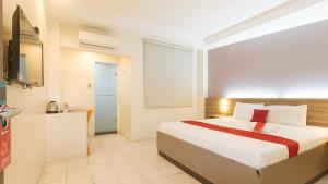 Postel nebo postele na pokoji v ubytování RedDoorz at V Plaza Hotel Manila