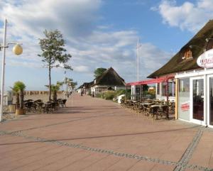 an empty street with tables and chairs and buildings at Ferienreihenhaus A, Ostseebad Dahme in Dahme