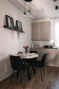 Apartament Komfort في سووبسك: مطبخ مع طاولة وكراسي في غرفة