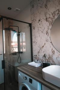 y baño con lavadora y espejo. en Apartament Komfort, en Słupsk