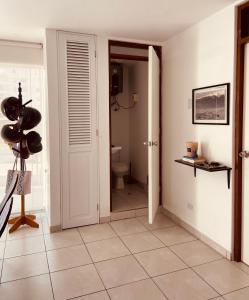 pasillo con baño con aseo y puerta en Watermanhouse, Punta Hermosa, en Lima