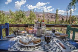 蒂尔卡拉Tinku的一张桌子,上面有蓝色桌布,上面有食物