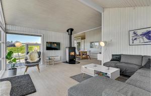 RøndeにあるNice Home In Rnde With 4 Bedrooms, Sauna And Wifiのリビングルーム(ソファ、暖炉付)