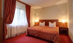 Ein Bett oder Betten in einem Zimmer der Unterkunft Garni-Hotel Kranich