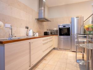Een keuken of kitchenette bij Pass the Keys Montpellier mews home with parking and garden