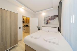 1 dormitorio con 1 cama blanca grande en una habitación en Char, en Antalya