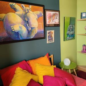 a living room with a couch with colorful pillows at L'Atelier Bed and Breakfast in Andrimont