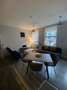 een woonkamer met een tafel en een bank bij Modern and spacious city centre apartment in Dublin