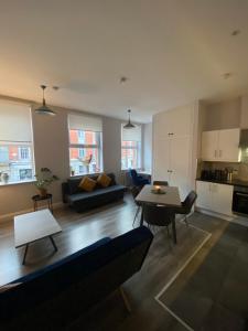 een woonkamer met een bank en een tafel bij Modern and spacious city centre apartment in Dublin