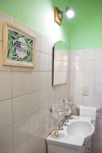 y baño con lavabo y espejo. en El ciruelo Bariloche en San Carlos de Bariloche