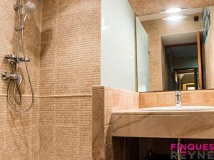 een badkamer met een wastafel en een spiegel bij Casa Monestir in Sant Feliu de Guixols