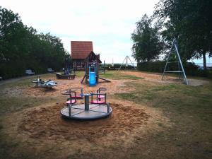 ein leerer Park mit Spielplatz mit Spielausrüstung in der Unterkunft Holiday Home Uckeritz - Seebad 1 in Ückeritz