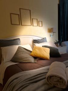 Säng eller sängar i ett rum på La Reggia apartment