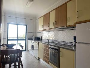 Η κουζίνα ή μικρή κουζίνα στο Sunset Bliss in Albufeira - Short walk to Oldtown