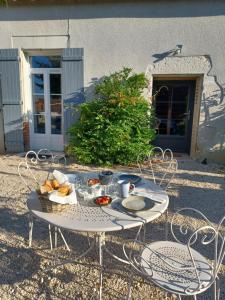 una mesa con un plato de comida. en Rêve de Loire chambres d'hôtes au calme au pied des châteaux de la Loire en Onzain