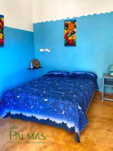 Un dormitorio azul con una cama con estrellas. en Villa Las Palmas, en Las Galeras