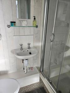 a bathroom with a sink and a shower at Hermosa Guest House in Scarborough